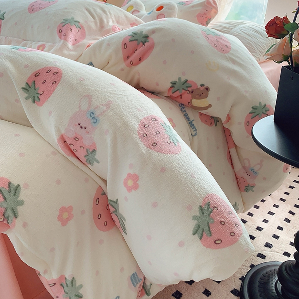 91家纺网 家纺一手货源 找家纺 奈萝家纺 2025新款加厚小清新印花牛奶绒三件套四件套 奶油草莓