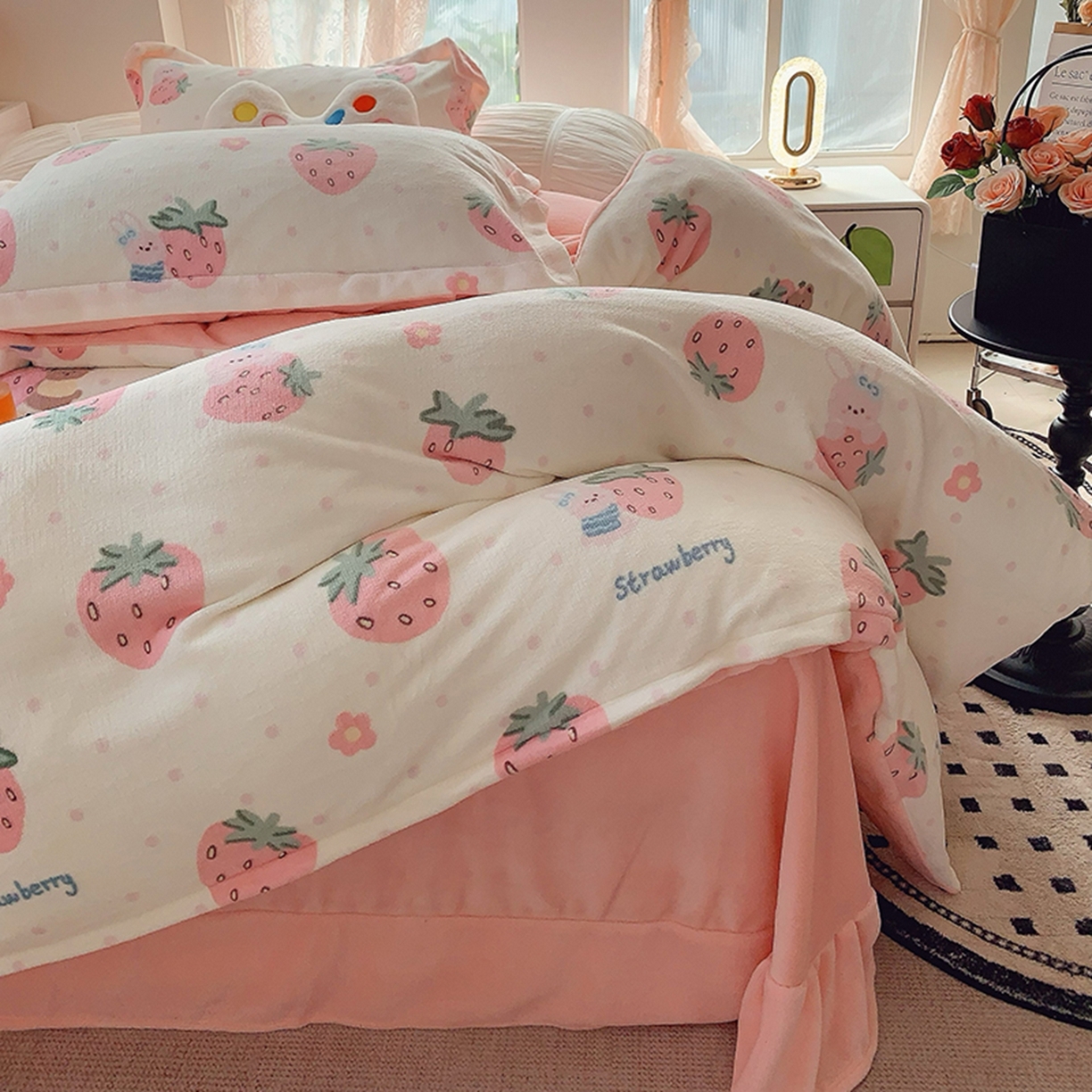 91家纺网 家纺一手货源 找家纺 奈萝家纺 2025新款加厚小清新印花牛奶绒三件套四件套 奶油草莓