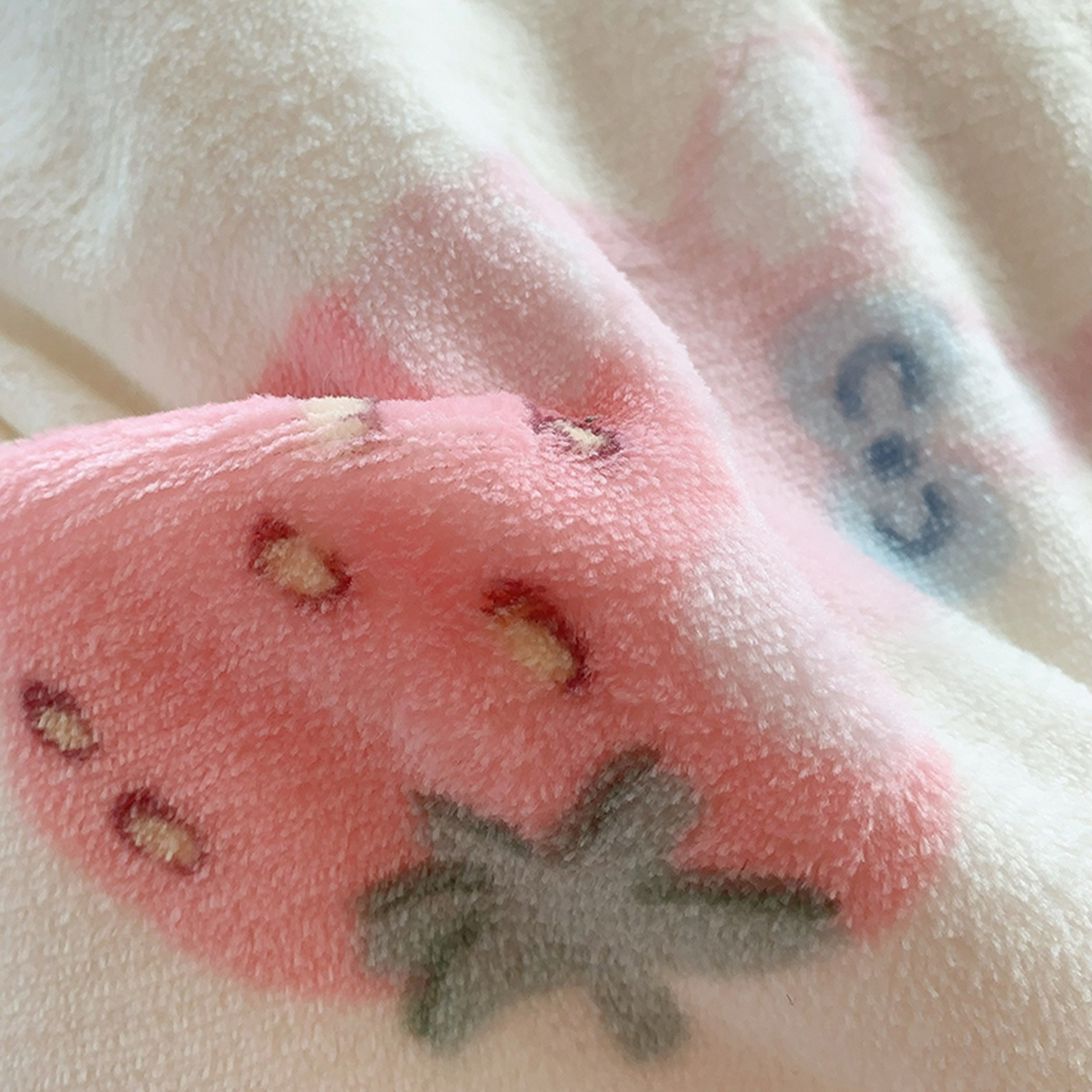 91家纺网 家纺一手货源 找家纺 奈萝家纺 2025新款加厚小清新印花牛奶绒三件套四件套 奶油草莓