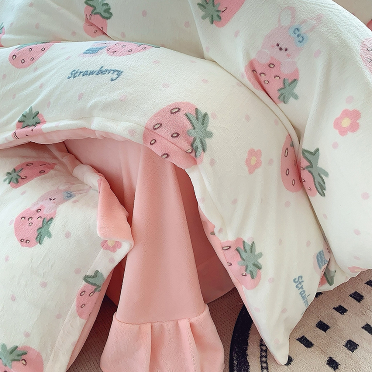 91家纺网 家纺一手货源 找家纺 奈萝家纺 2025新款加厚小清新印花牛奶绒三件套四件套 奶油草莓