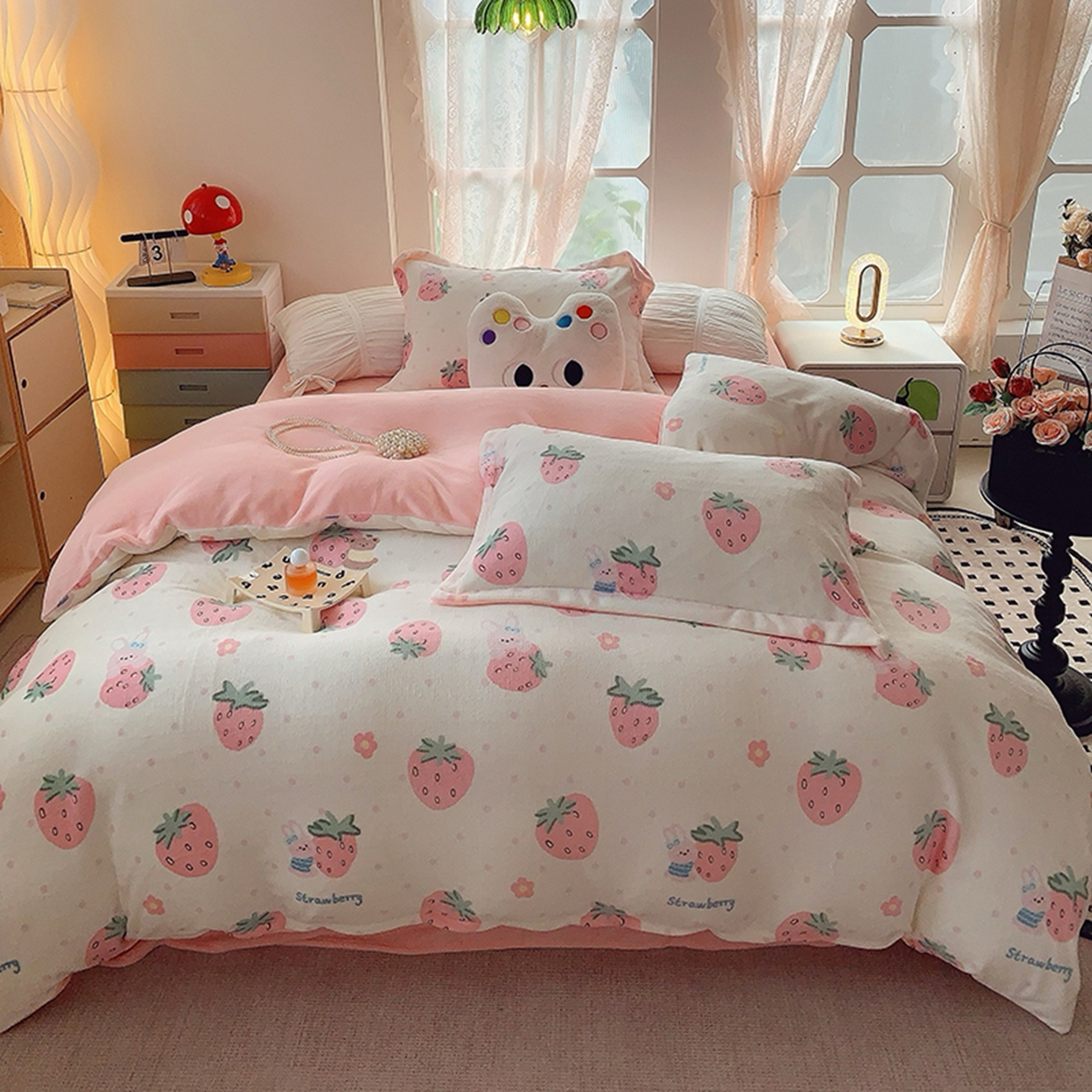 91家纺网 家纺一手货源 找家纺 奈萝家纺 2025新款加厚小清新印花牛奶绒三件套四件套 奶油草莓