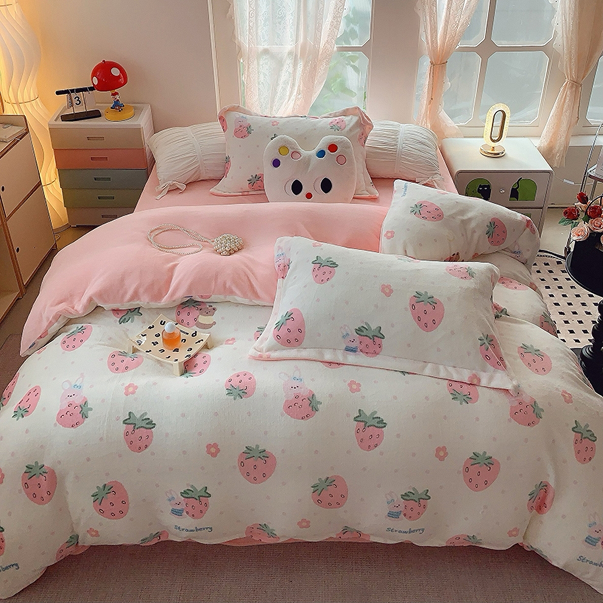 91家纺网 家纺一手货源 找家纺 奈萝家纺 2025新款加厚小清新印花牛奶绒三件套四件套 奶油草莓