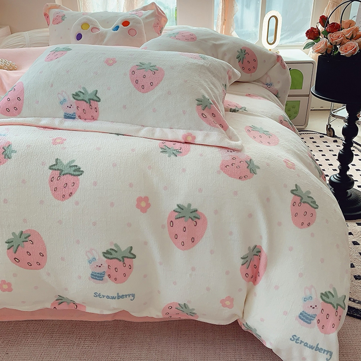 91家纺网 家纺一手货源 找家纺 奈萝家纺 2025新款加厚小清新印花牛奶绒三件套四件套 奶油草莓