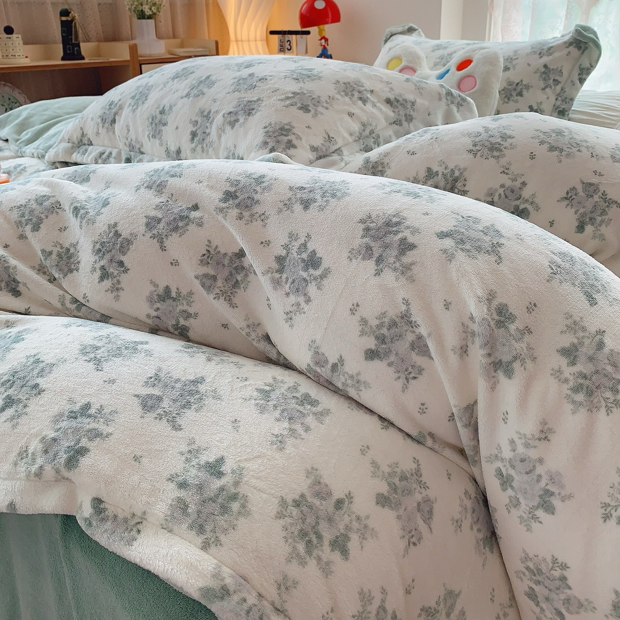 91家纺网 家纺一手货源 找家纺 奈萝家纺 2025新款加厚小清新印花牛奶绒三件套四件套 清新花梦