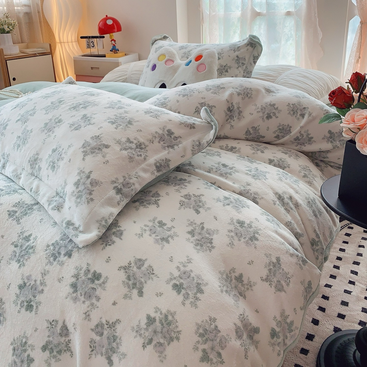 91家纺网 家纺一手货源 找家纺 奈萝家纺 2025新款加厚小清新印花牛奶绒三件套四件套 清新花梦