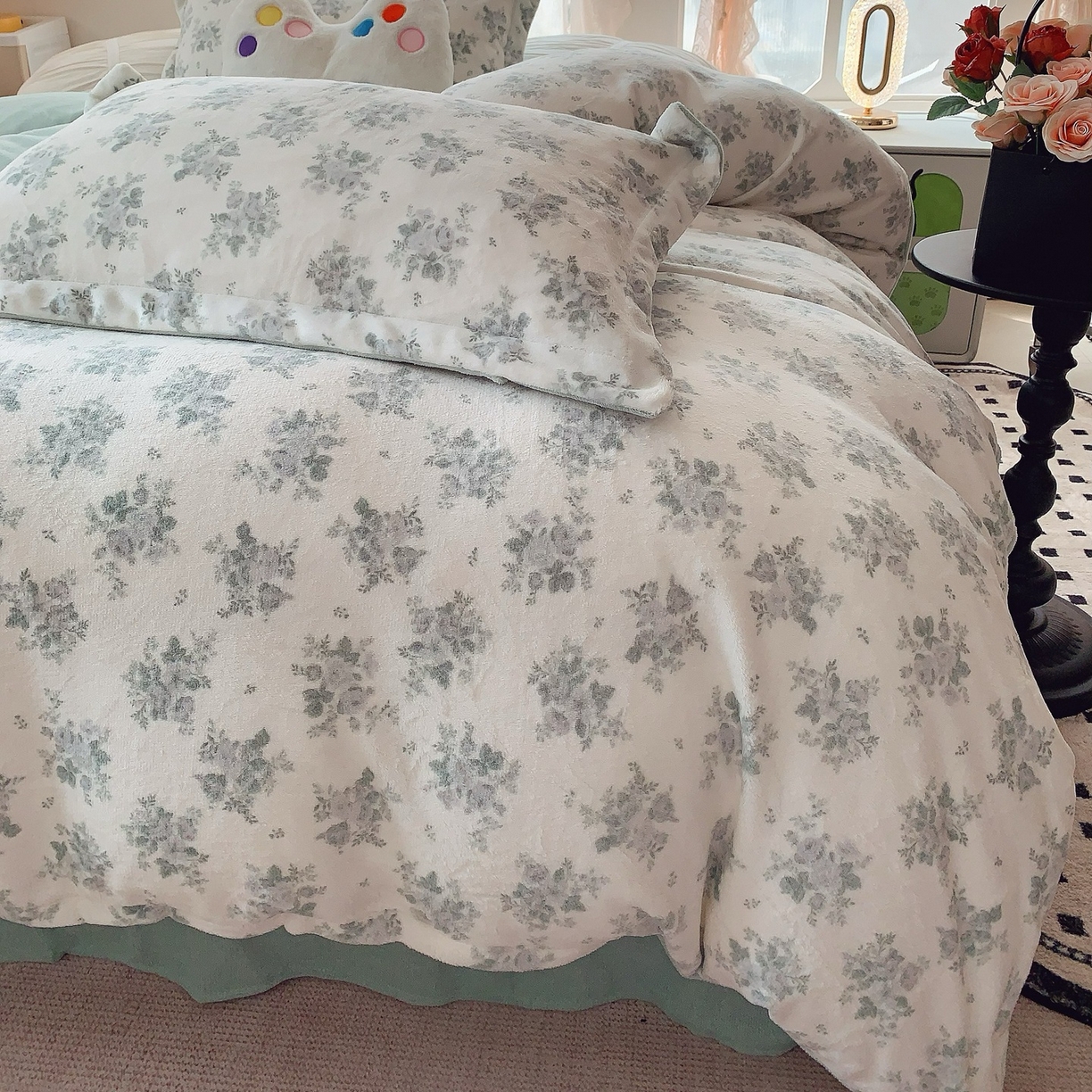 91家纺网 家纺一手货源 找家纺 奈萝家纺 2025新款加厚小清新印花牛奶绒三件套四件套 清新花梦