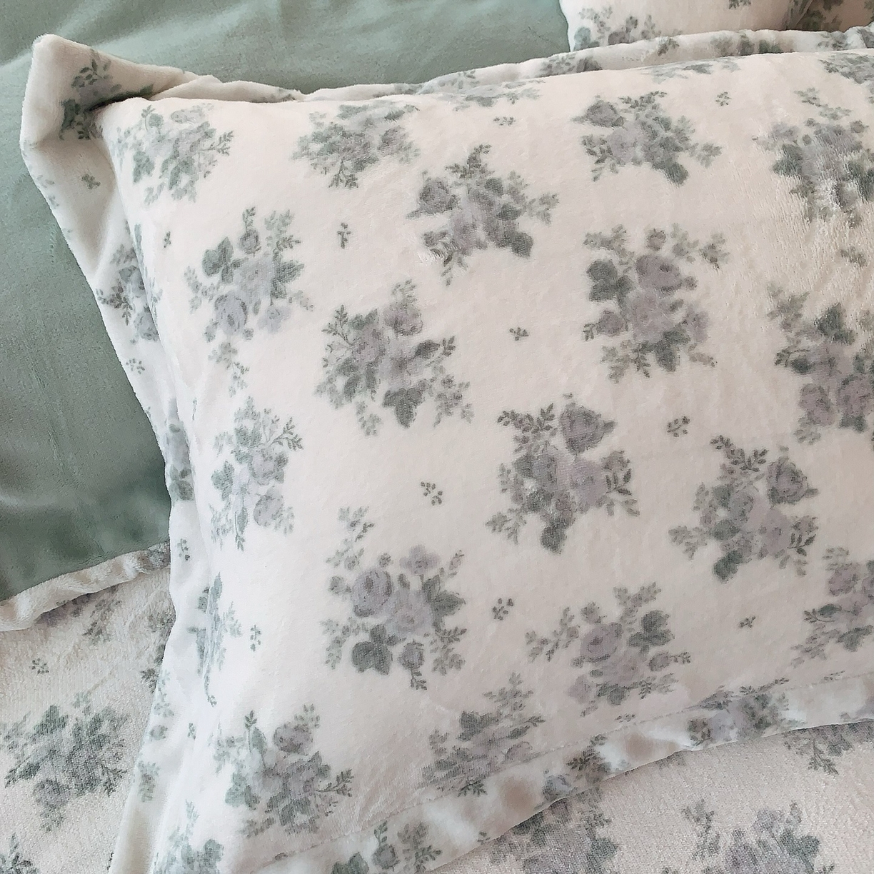 91家纺网 家纺一手货源 找家纺 奈萝家纺 2025新款加厚小清新印花牛奶绒三件套四件套 清新花梦