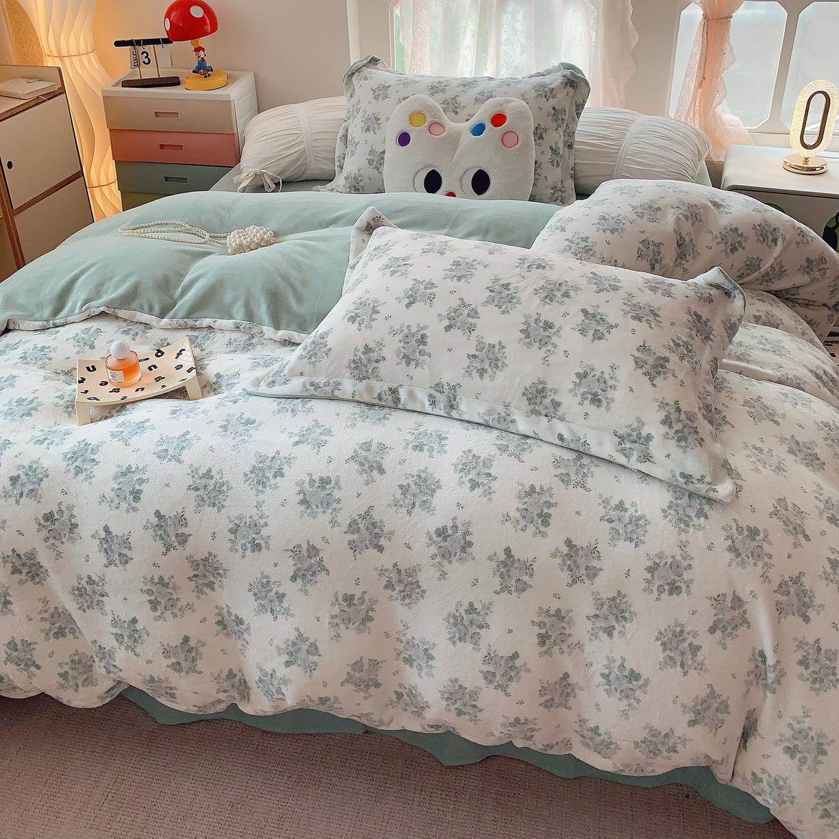 91家纺网 家纺一手货源 找家纺 奈萝家纺 2025新款加厚小清新印花牛奶绒三件套四件套 清新花梦