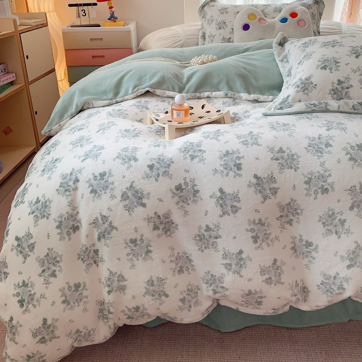 91家纺网 家纺一手货源 找家纺 奈萝家纺 2025新款加厚小清新印花牛奶绒三件套四件套 清新花梦