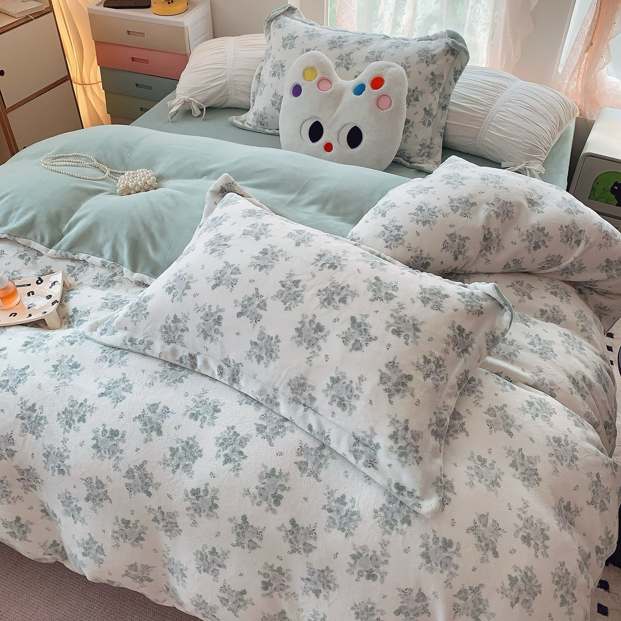 91家纺网 家纺一手货源 找家纺 奈萝家纺 2025新款加厚小清新印花牛奶绒三件套四件套 清新花梦