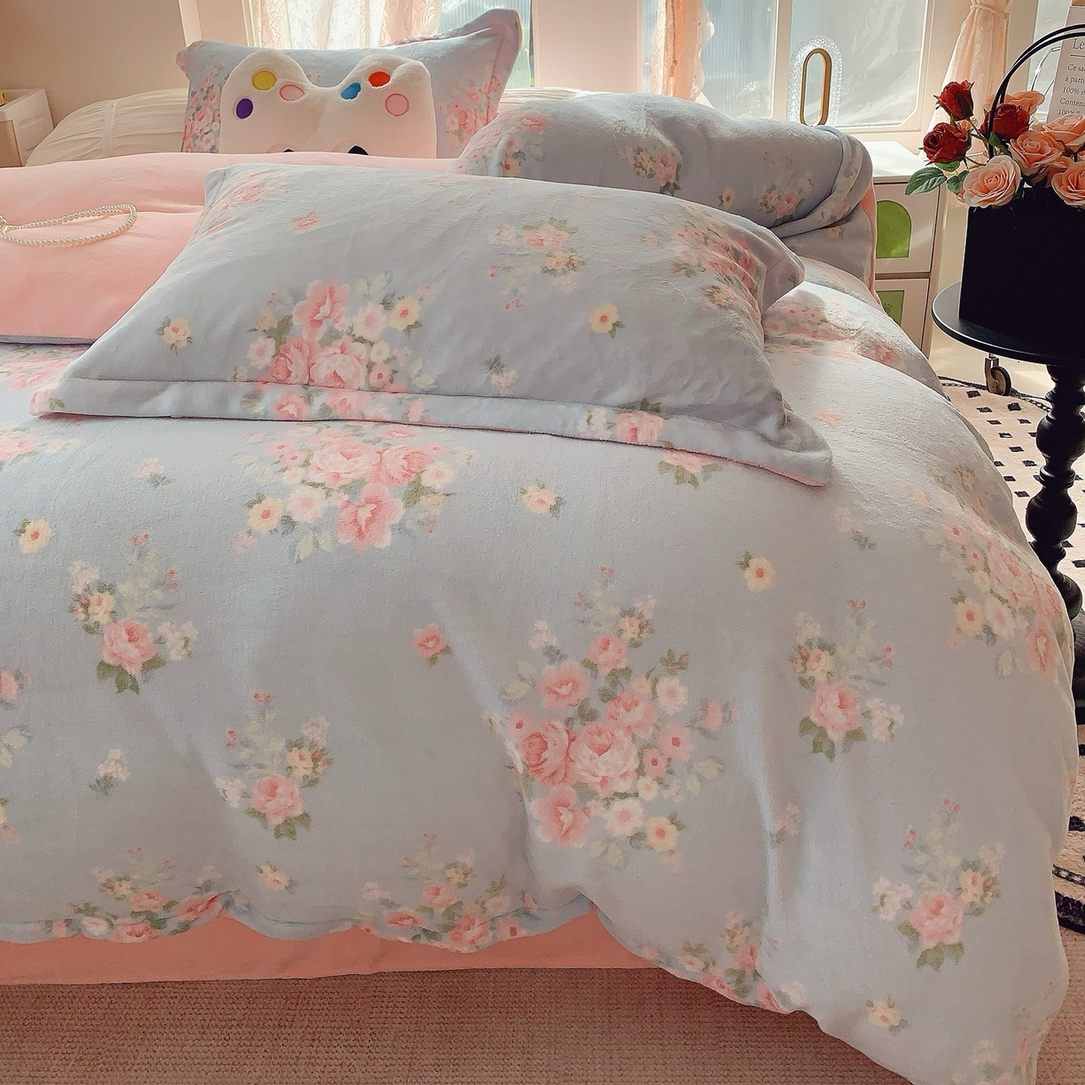 91家纺网 家纺一手货源 找家纺 奈萝家纺 2025新款加厚小清新印花牛奶绒三件套四件套 柔情花梦