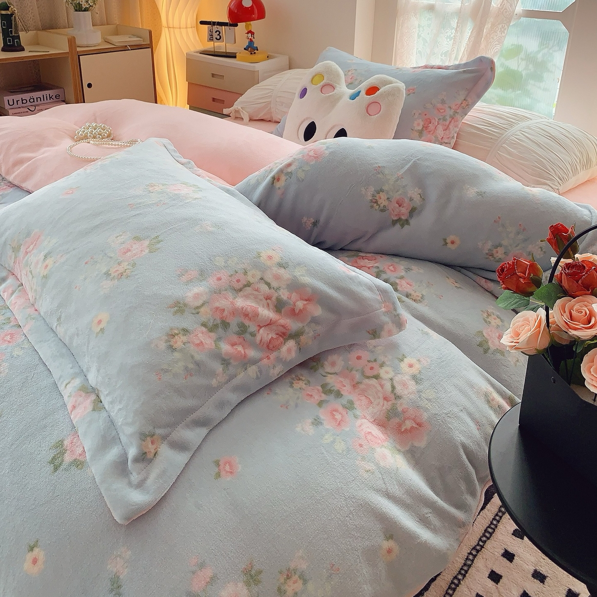 91家纺网 家纺一手货源 找家纺 奈萝家纺 2025新款加厚小清新印花牛奶绒三件套四件套 柔情花梦