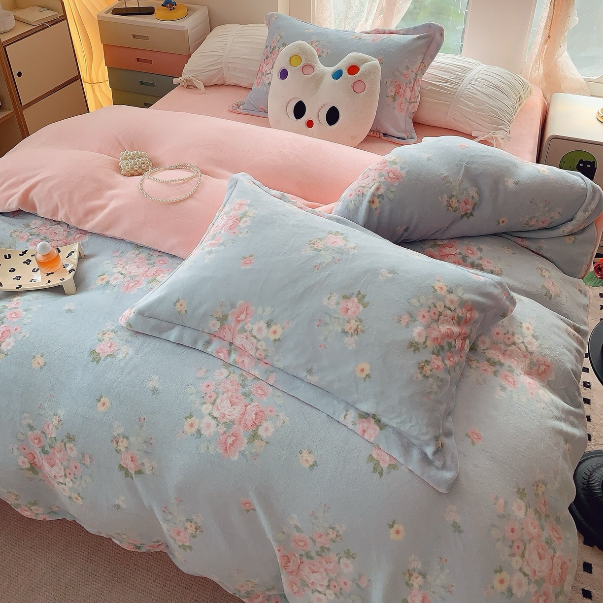 91家纺网 家纺一手货源 找家纺 奈萝家纺 2025新款加厚小清新印花牛奶绒三件套四件套 柔情花梦