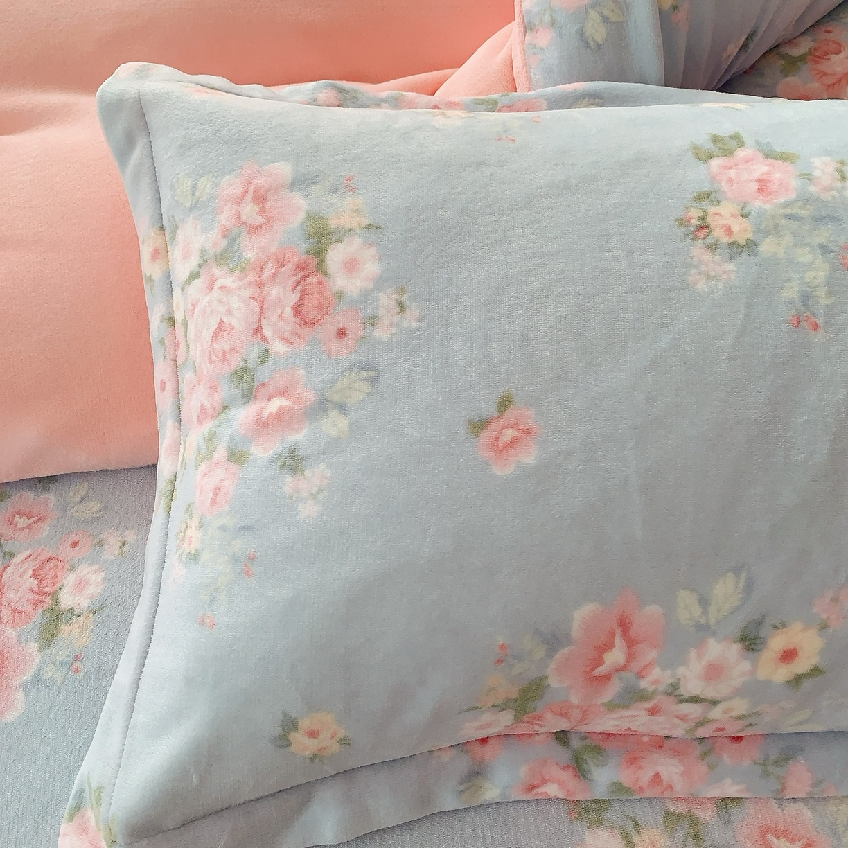 91家纺网 家纺一手货源 找家纺 奈萝家纺 2025新款加厚小清新印花牛奶绒三件套四件套 柔情花梦