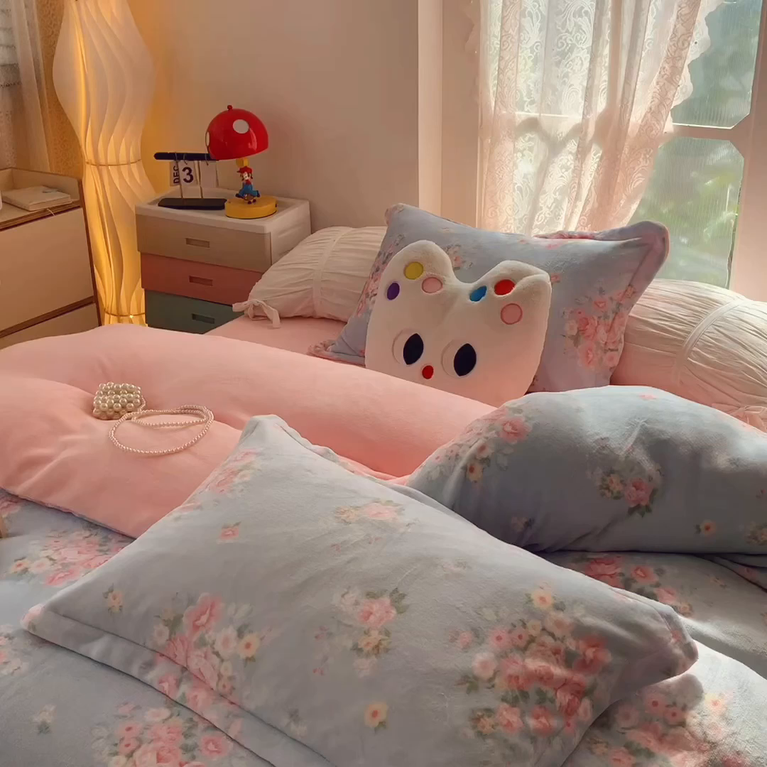 91家纺网 家纺一手货源 找家纺 奈萝家纺 2025新款加厚小清新印花牛奶绒三件套四件套 柔情花梦