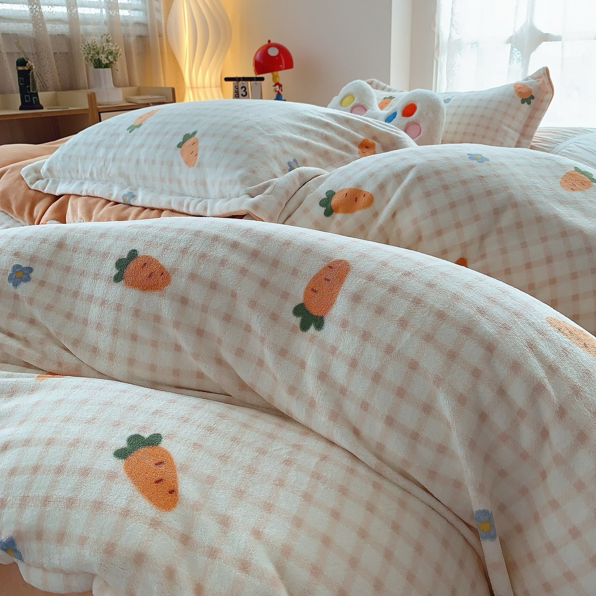 91家纺网 家纺一手货源 找家纺 奈萝家纺 2025新款加厚小清新印花牛奶绒三件套四件套 甜心萝卜