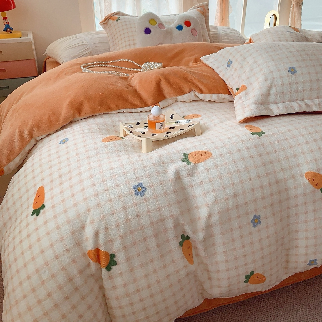 91家纺网 家纺一手货源 找家纺 奈萝家纺 2025新款加厚小清新印花牛奶绒三件套四件套 甜心萝卜