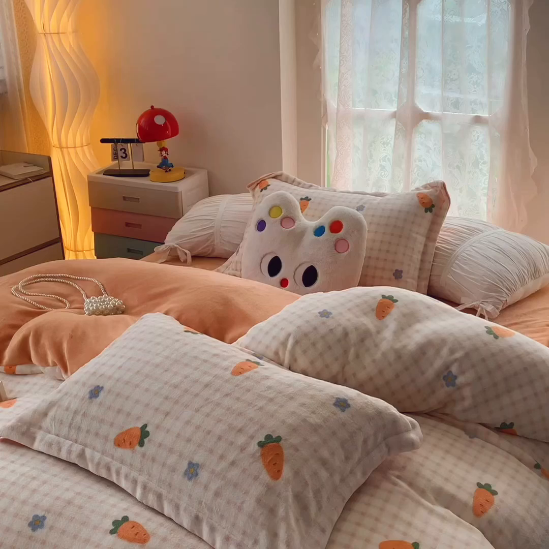 91家纺网 家纺一手货源 找家纺 奈萝家纺 2025新款加厚小清新印花牛奶绒三件套四件套 甜心萝卜