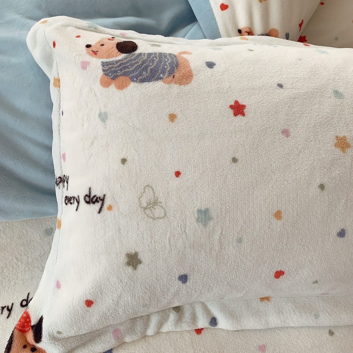 91家纺网 家纺一手货源 找家纺 奈萝家纺 2025新款加厚小清新印花牛奶绒三件套四件套 童趣星海