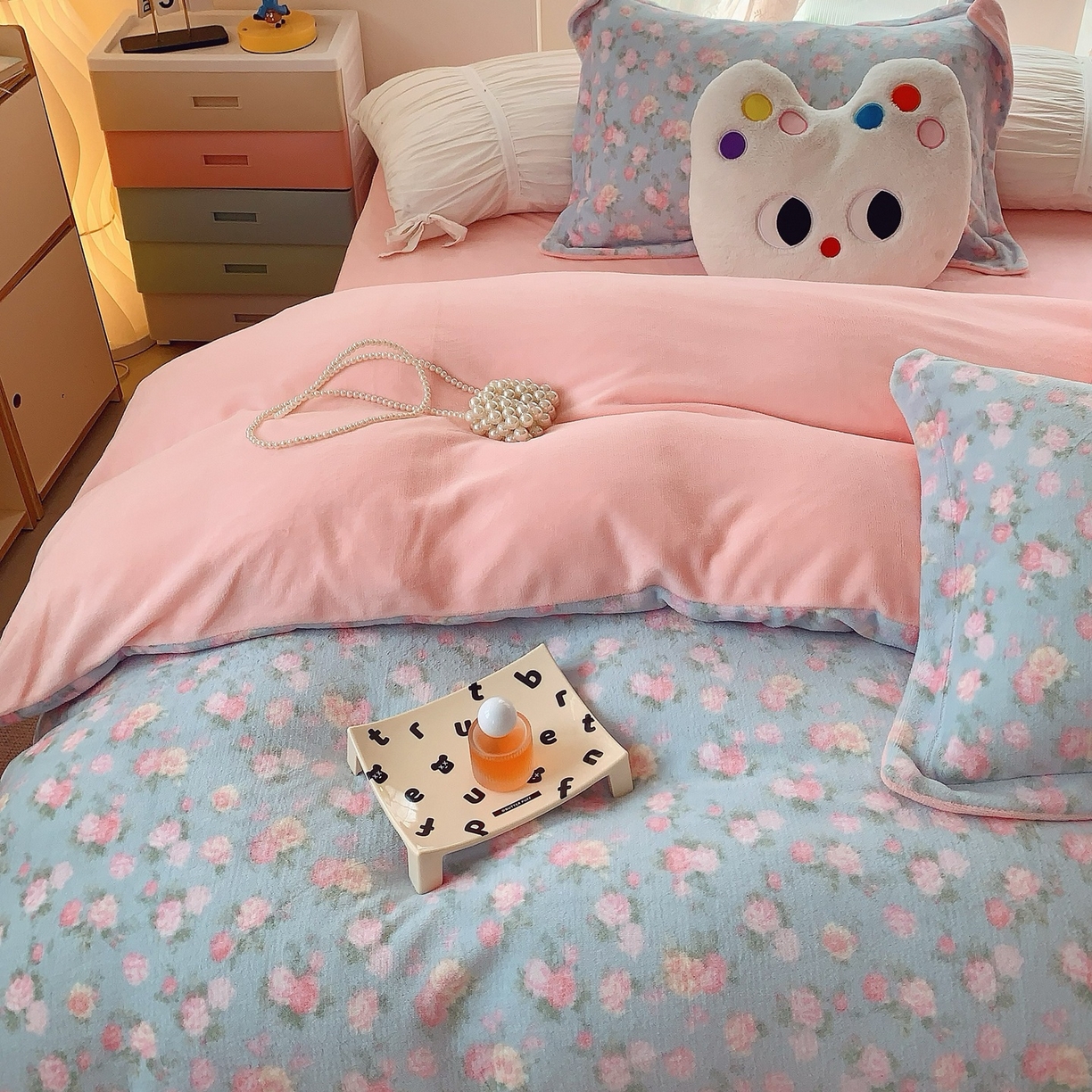 91家纺网 家纺一手货源 找家纺 奈萝家纺 2025新款加厚小清新印花牛奶绒三件套四件套 温馨花语蓝