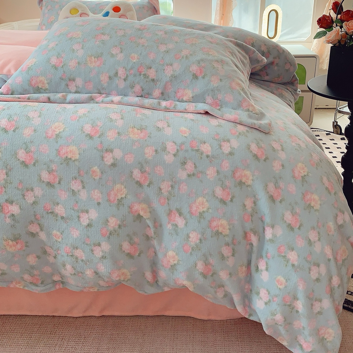 91家纺网 家纺一手货源 找家纺 奈萝家纺 2025新款加厚小清新印花牛奶绒三件套四件套 温馨花语蓝