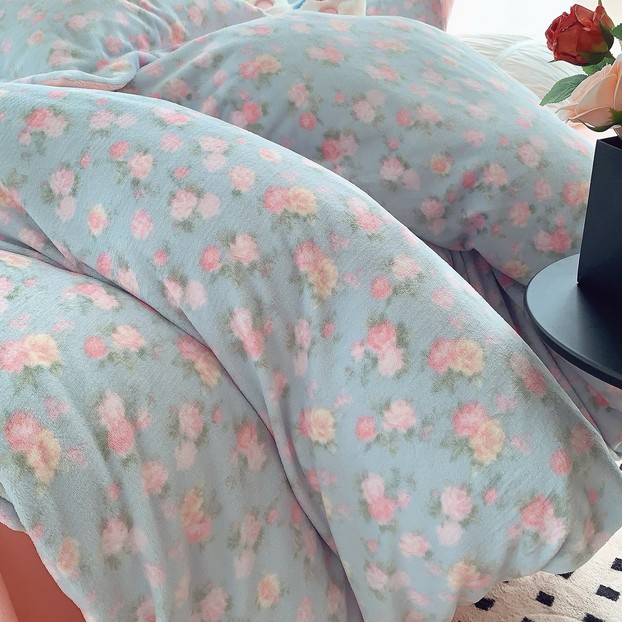 91家纺网 家纺一手货源 找家纺 奈萝家纺 2025新款加厚小清新印花牛奶绒三件套四件套 温馨花语蓝