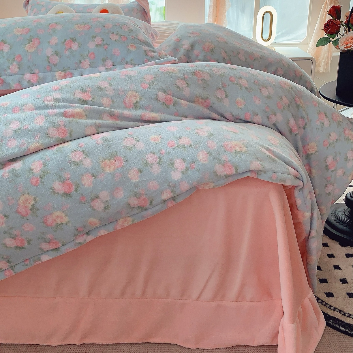 91家纺网 家纺一手货源 找家纺 奈萝家纺 2025新款加厚小清新印花牛奶绒三件套四件套 温馨花语蓝