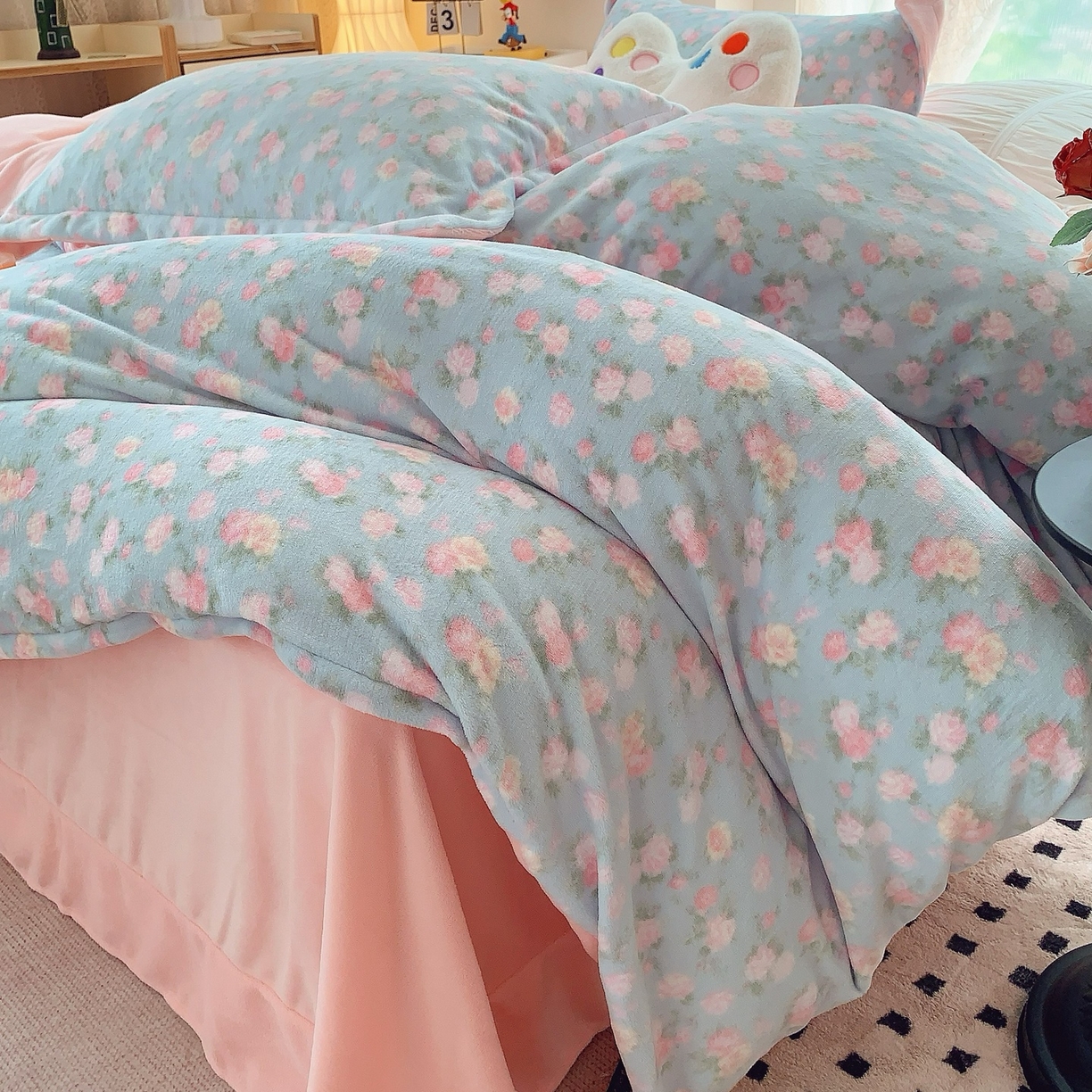 91家纺网 家纺一手货源 找家纺 奈萝家纺 2025新款加厚小清新印花牛奶绒三件套四件套 温馨花语蓝