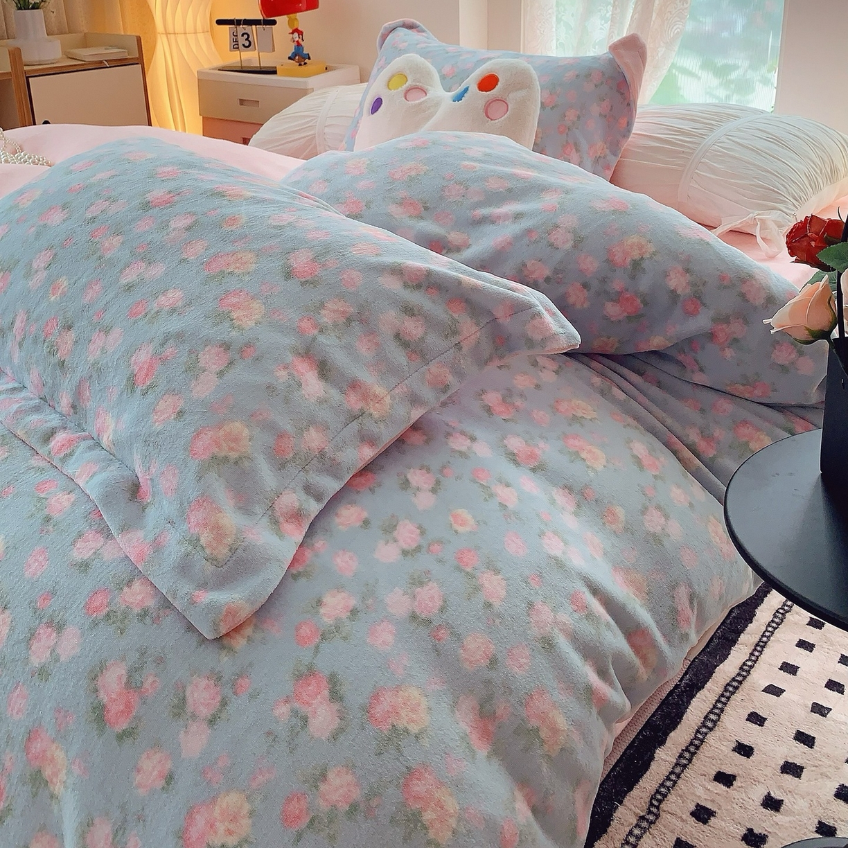 91家纺网 家纺一手货源 找家纺 奈萝家纺 2025新款加厚小清新印花牛奶绒三件套四件套 温馨花语蓝