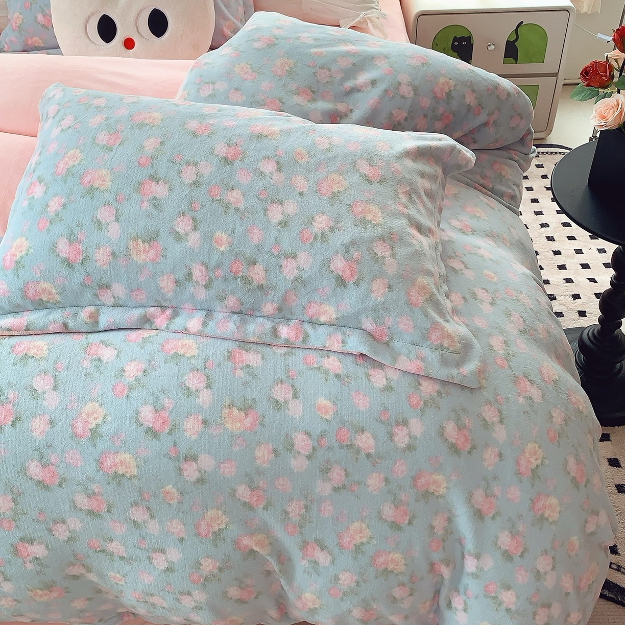 91家纺网 家纺一手货源 找家纺 奈萝家纺 2025新款加厚小清新印花牛奶绒三件套四件套 温馨花语蓝