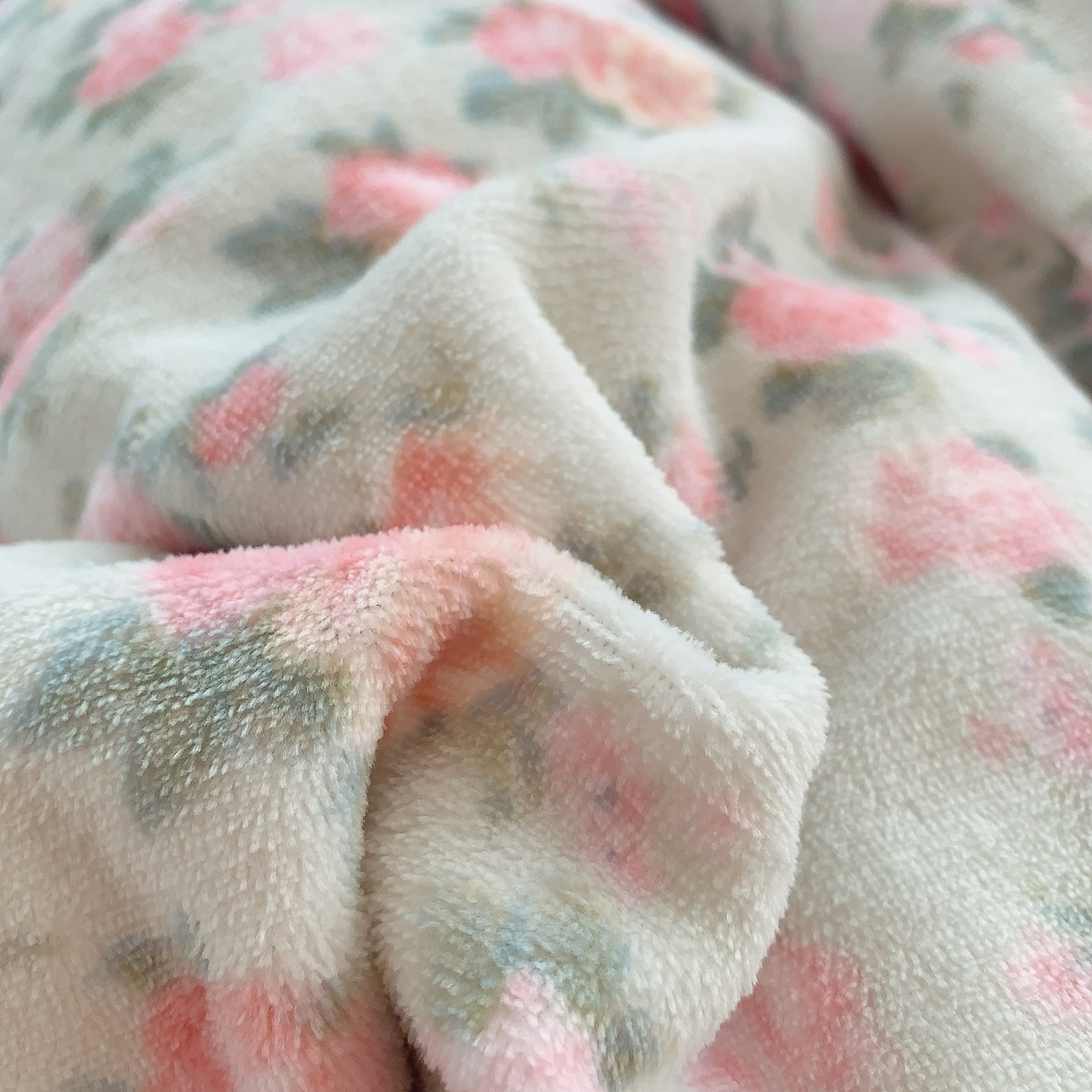 91家纺网 家纺一手货源 找家纺 奈萝家纺 2025新款加厚小清新印花牛奶绒三件套四件套 温馨花语绿