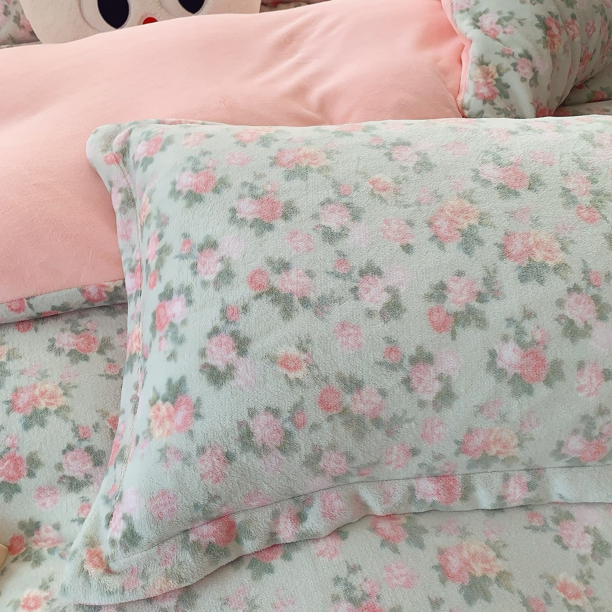 91家纺网 家纺一手货源 找家纺 奈萝家纺 2025新款加厚小清新印花牛奶绒三件套四件套 温馨花语绿