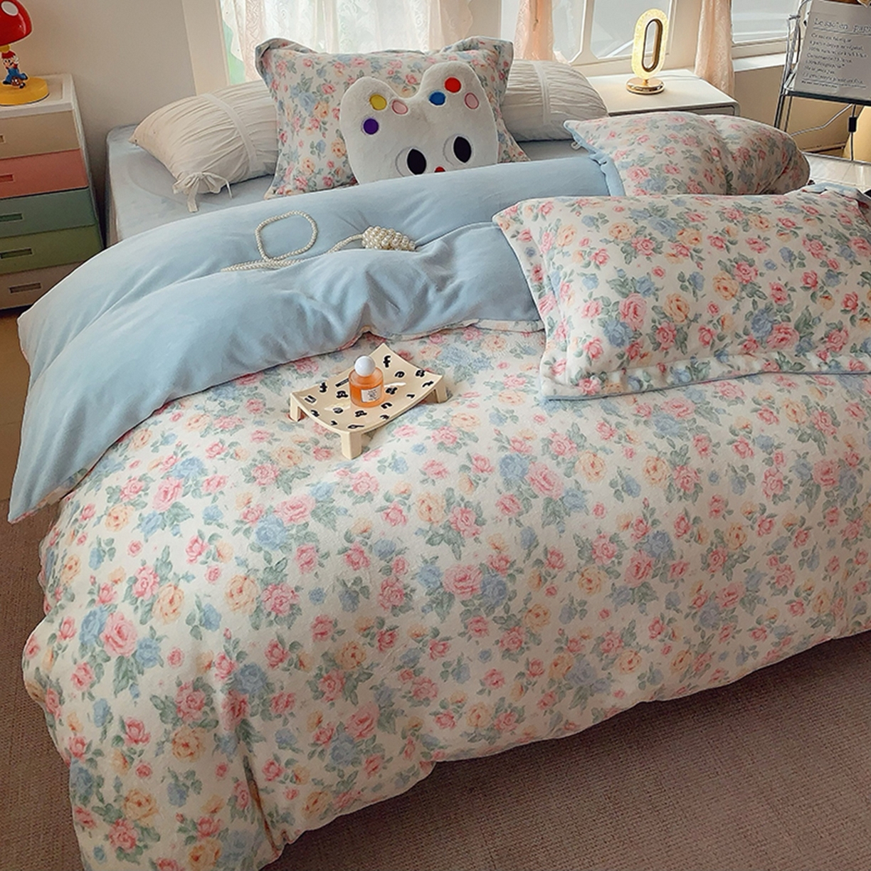 91家纺网 家纺一手货源 找家纺 奈萝家纺 2025新款加厚小清新印花牛奶绒三件套四件套 夏日花开