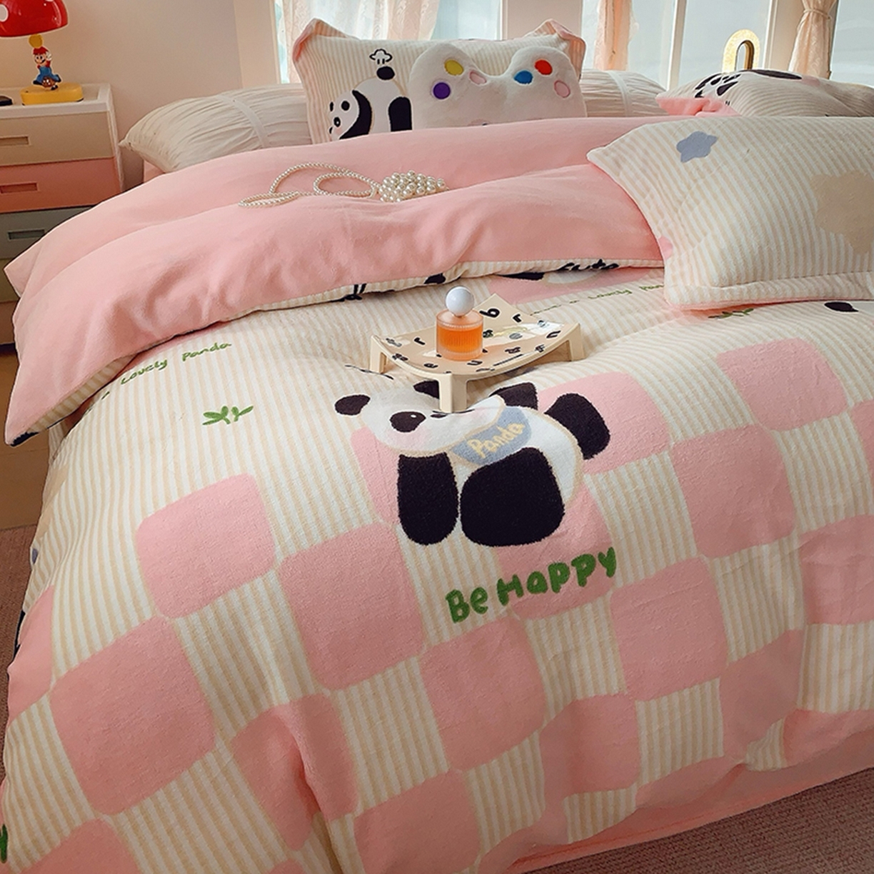 91家纺网 家纺一手货源 找家纺 奈萝家纺 2025新款加厚小清新印花牛奶绒三件套四件套 小熊猫粉