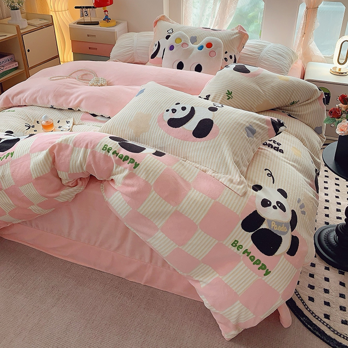 91家纺网 家纺一手货源 找家纺 奈萝家纺 2025新款加厚小清新印花牛奶绒三件套四件套 小熊猫粉