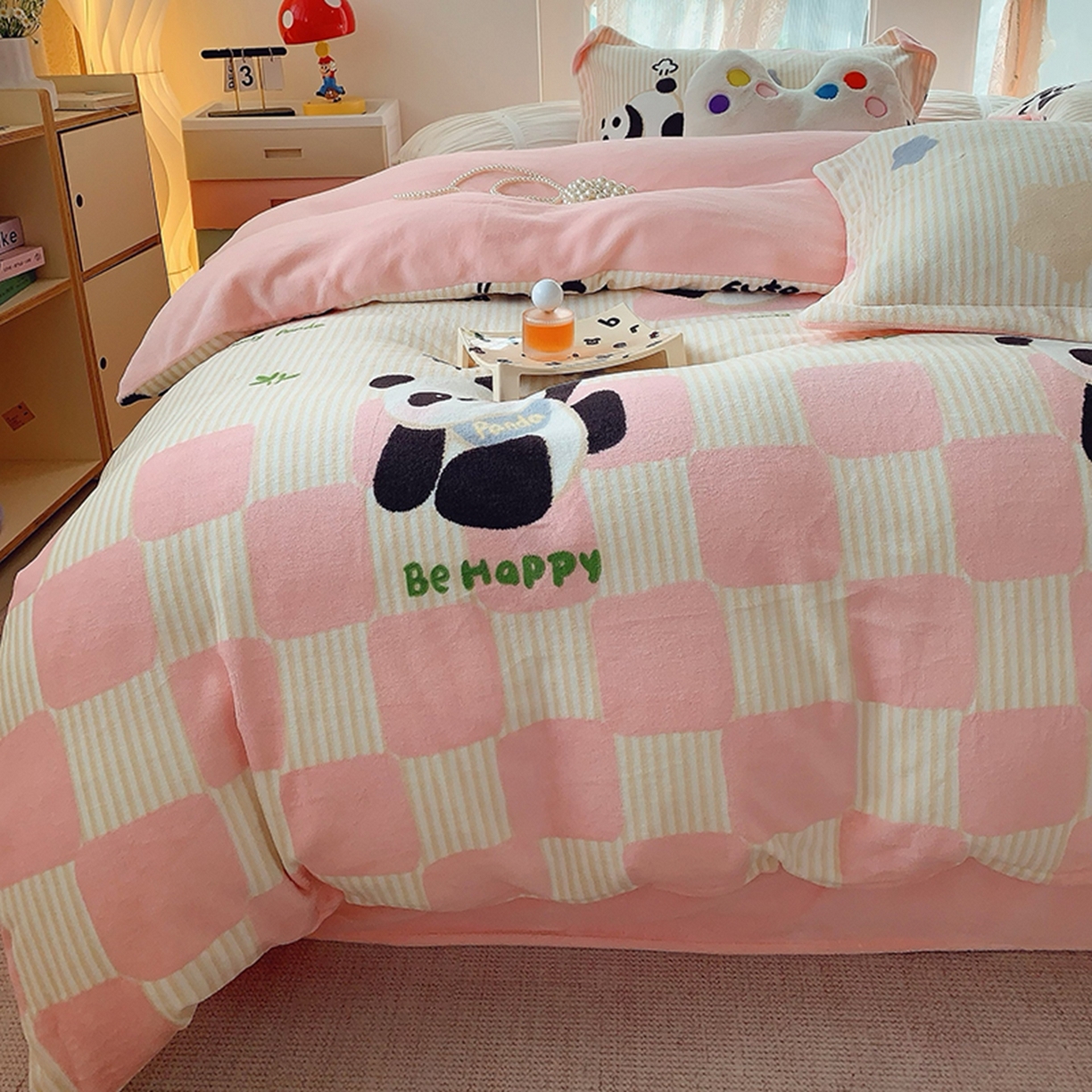 91家纺网 家纺一手货源 找家纺 奈萝家纺 2025新款加厚小清新印花牛奶绒三件套四件套 小熊猫粉