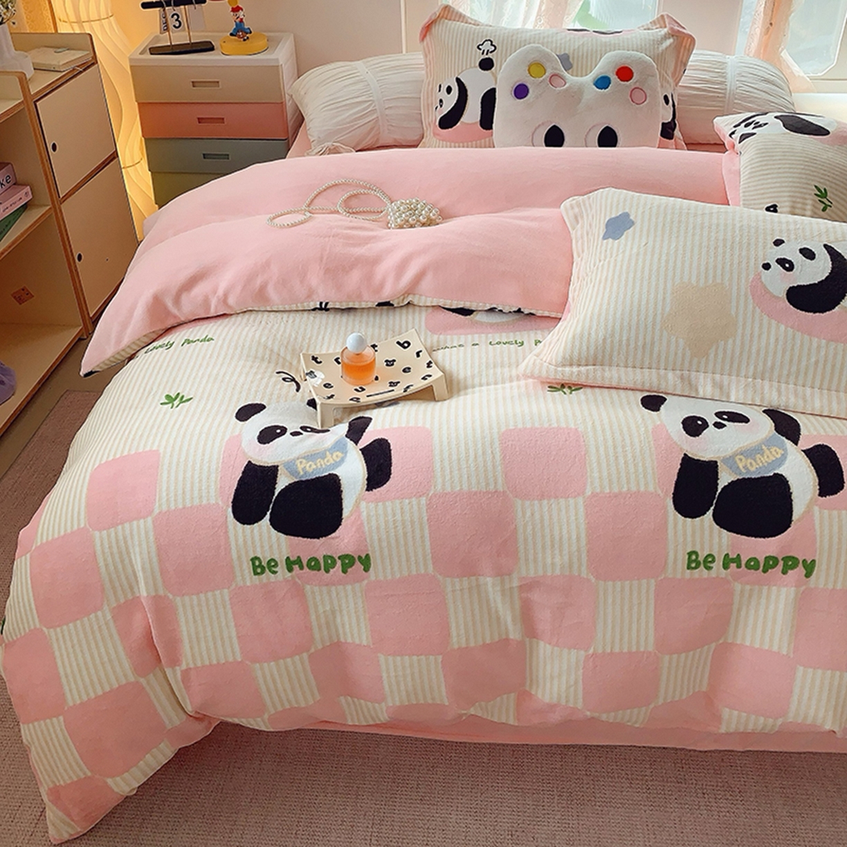 91家纺网 家纺一手货源 找家纺 奈萝家纺 2025新款加厚小清新印花牛奶绒三件套四件套 小熊猫粉