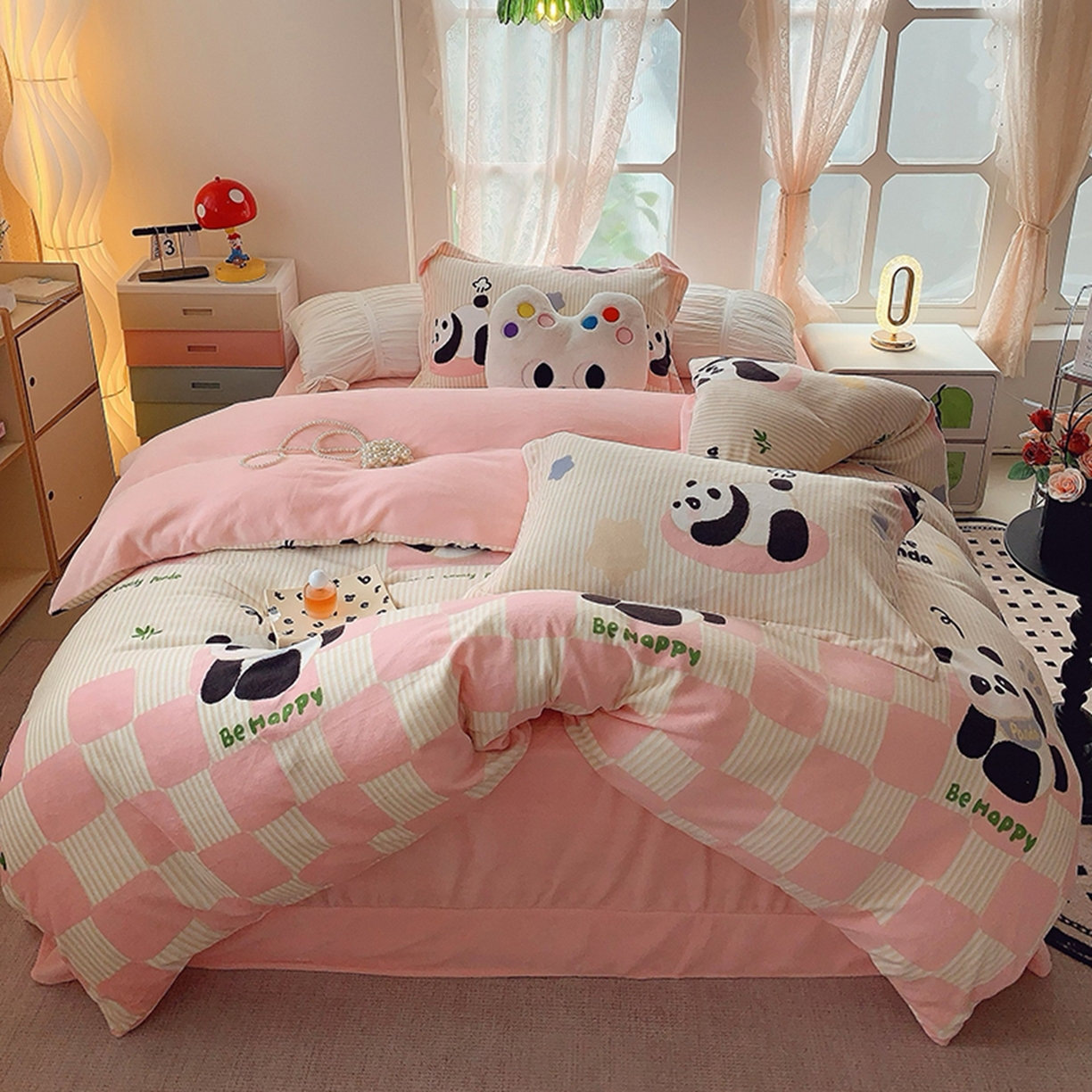 91家纺网 家纺一手货源 找家纺 奈萝家纺 2025新款加厚小清新印花牛奶绒三件套四件套 小熊猫粉