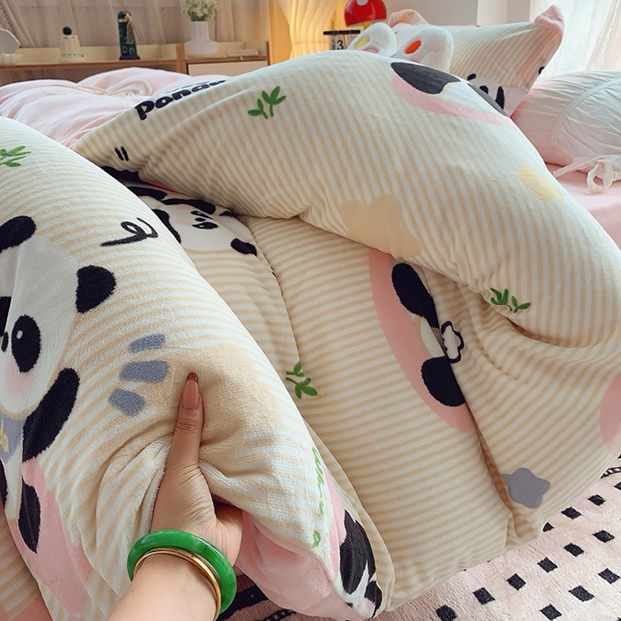 91家纺网 家纺一手货源 找家纺 奈萝家纺 2025新款加厚小清新印花牛奶绒三件套四件套 小熊猫粉