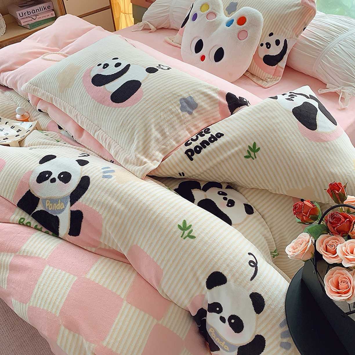 91家纺网 家纺一手货源 找家纺 奈萝家纺 2025新款加厚小清新印花牛奶绒三件套四件套 小熊猫粉