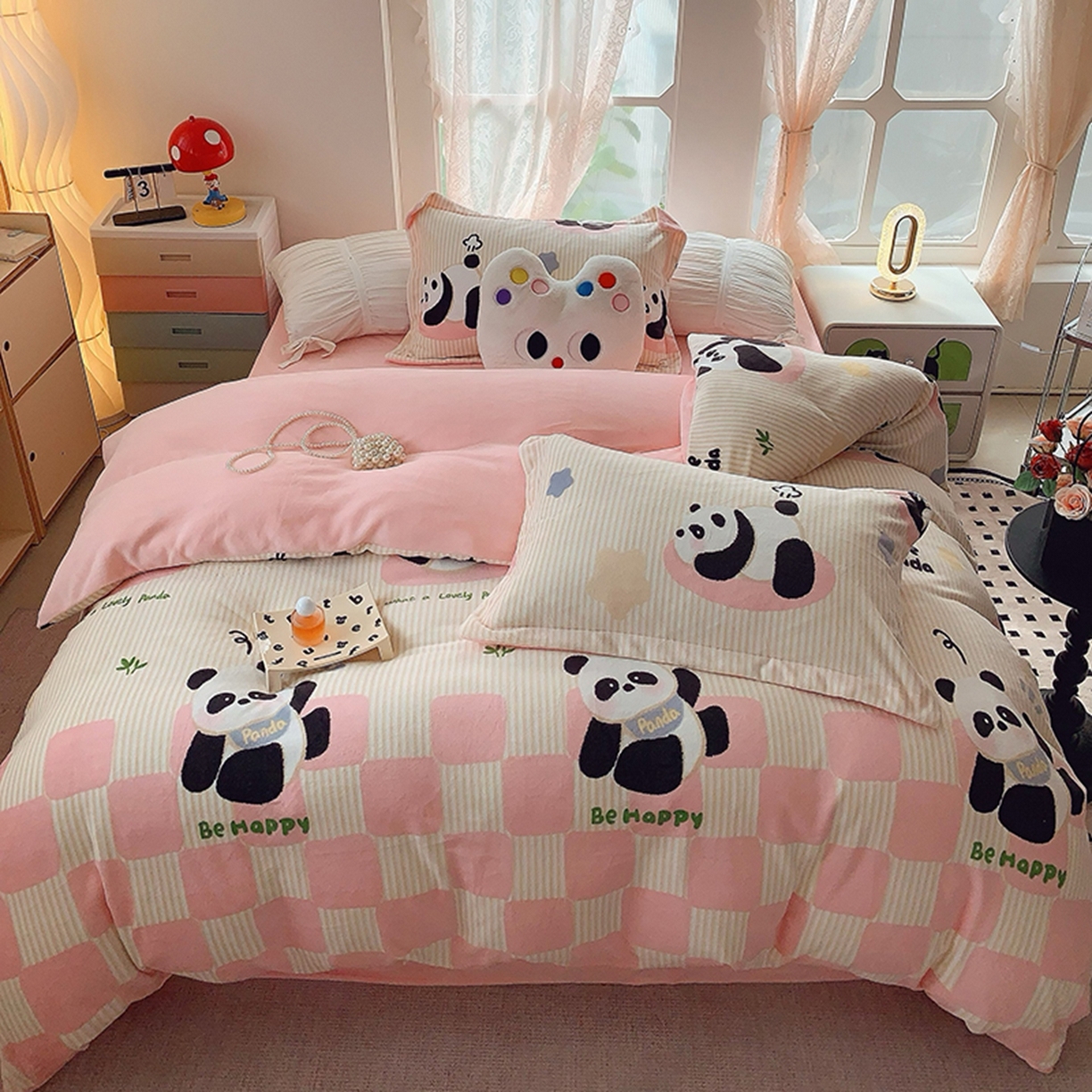 91家纺网 家纺一手货源 找家纺 奈萝家纺 2025新款加厚小清新印花牛奶绒三件套四件套 小熊猫粉