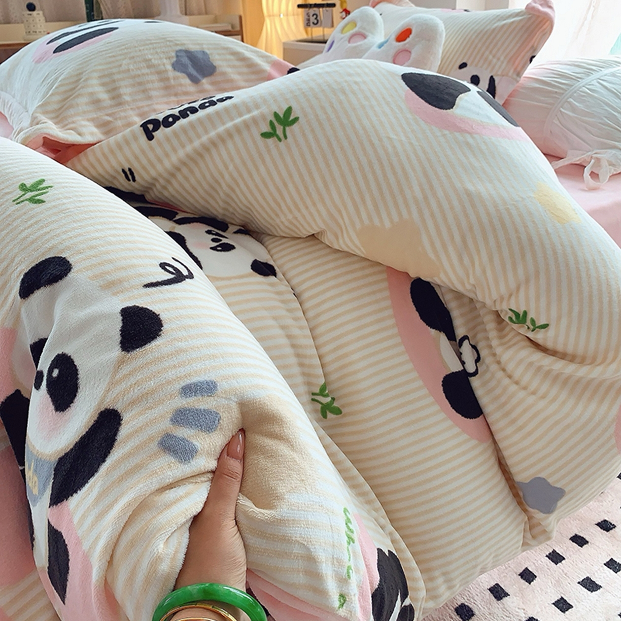 91家纺网 家纺一手货源 找家纺 奈萝家纺 2025新款加厚小清新印花牛奶绒三件套四件套 小熊猫粉