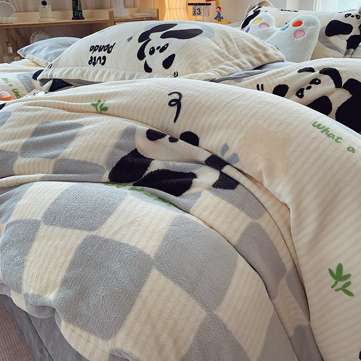 91家纺网 家纺一手货源 找家纺 奈萝家纺 2025新款加厚小清新印花牛奶绒三件套四件套 小熊猫灰