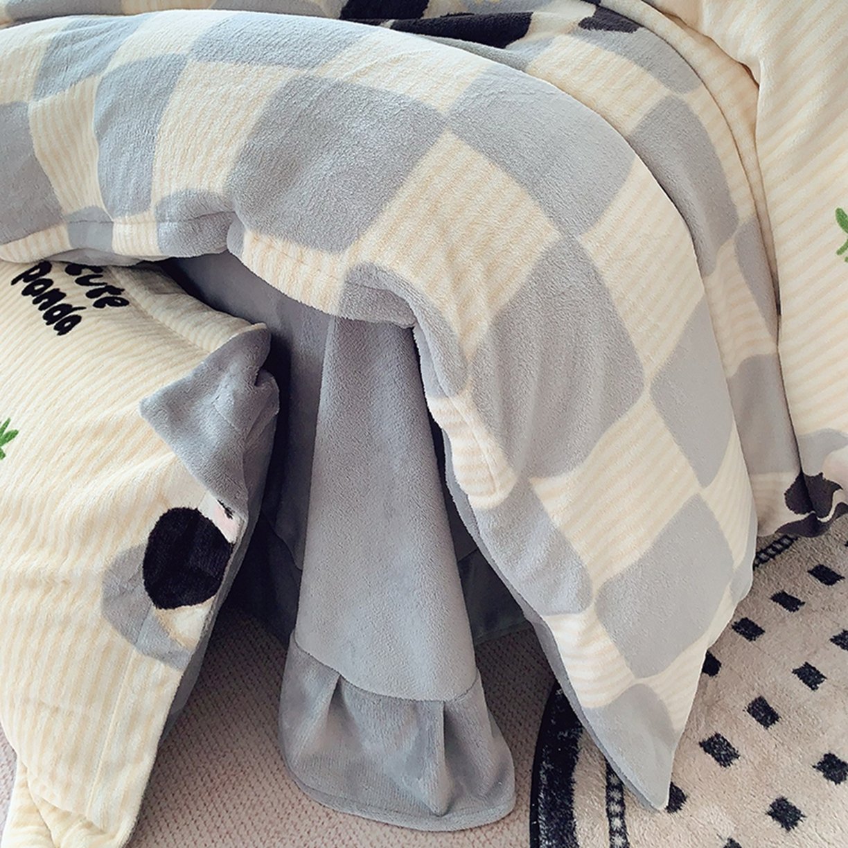 91家纺网 家纺一手货源 找家纺 奈萝家纺 2025新款加厚小清新印花牛奶绒三件套四件套 小熊猫灰