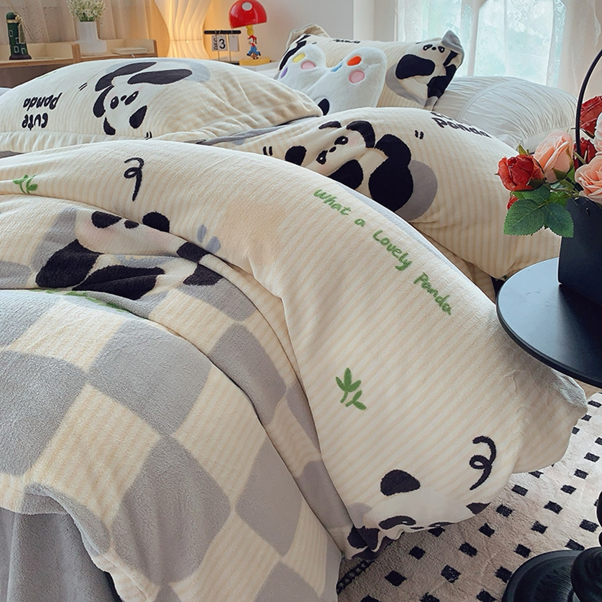 91家纺网 家纺一手货源 找家纺 奈萝家纺 2025新款加厚小清新印花牛奶绒三件套四件套 小熊猫灰