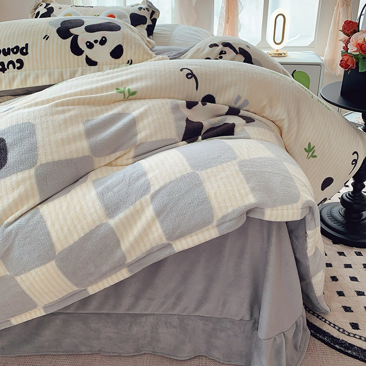 91家纺网 家纺一手货源 找家纺 奈萝家纺 2025新款加厚小清新印花牛奶绒三件套四件套 小熊猫灰