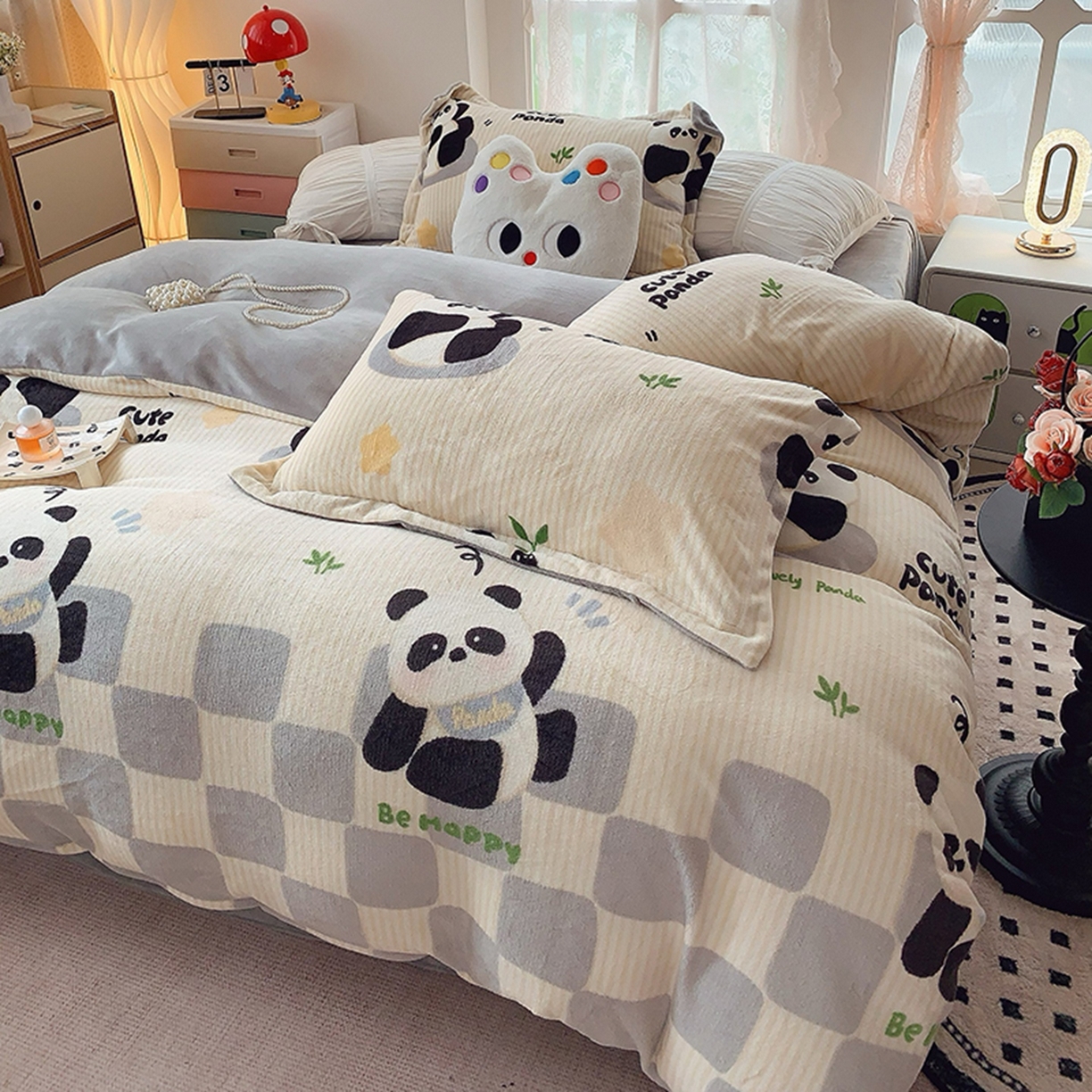 91家纺网 家纺一手货源 找家纺 奈萝家纺 2025新款加厚小清新印花牛奶绒三件套四件套 小熊猫灰