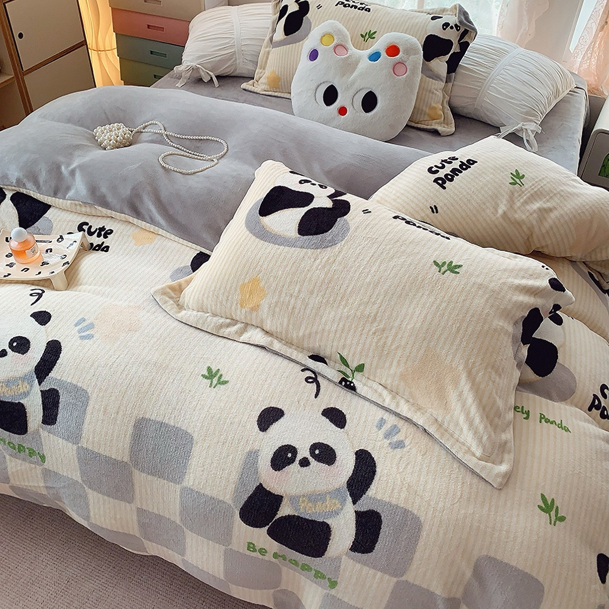 91家纺网 家纺一手货源 找家纺 奈萝家纺 2025新款加厚小清新印花牛奶绒三件套四件套 小熊猫灰