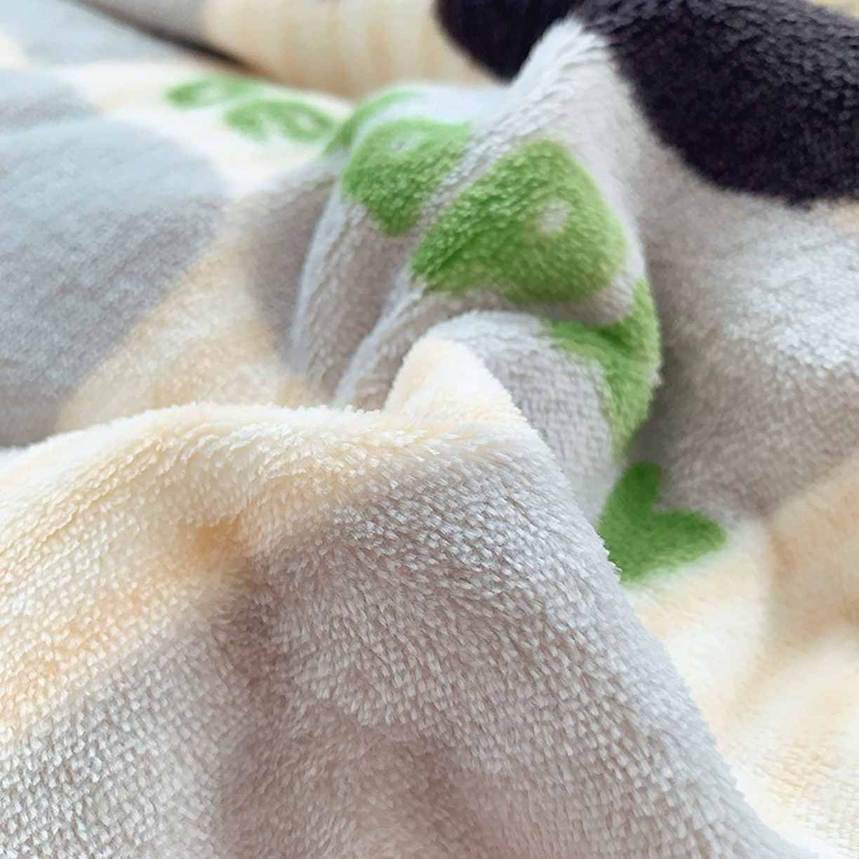 91家纺网 家纺一手货源 找家纺 奈萝家纺 2025新款加厚小清新印花牛奶绒三件套四件套 小熊猫灰