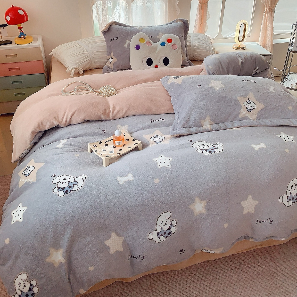 91家纺网 家纺一手货源 找家纺 奈萝家纺 2025新款加厚小清新印花牛奶绒三件套四件套 星际宝贝